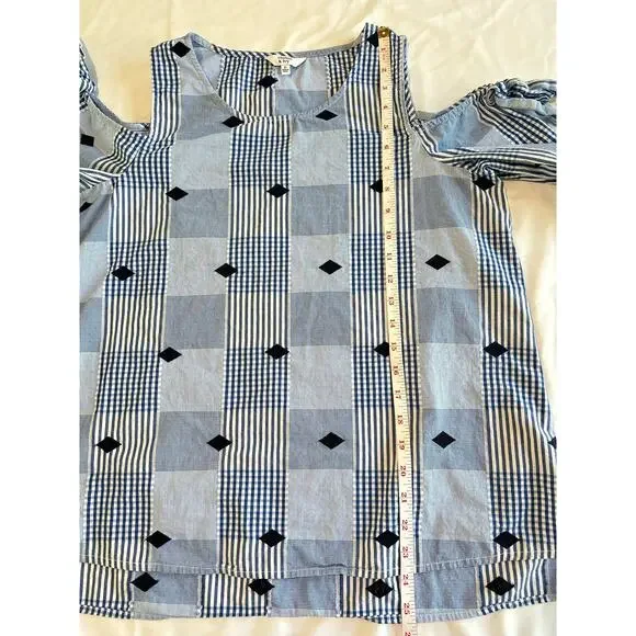 Crown & Ivy Blue White Cold Shoulder Round Neck Diamond Print Top Size Medium - Picture 11 of 12